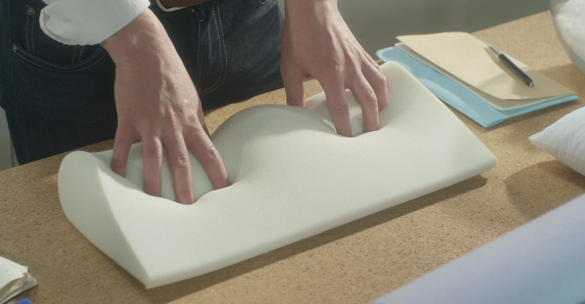 The Wopilo's memory foam core is designed to support a sleeper's neck