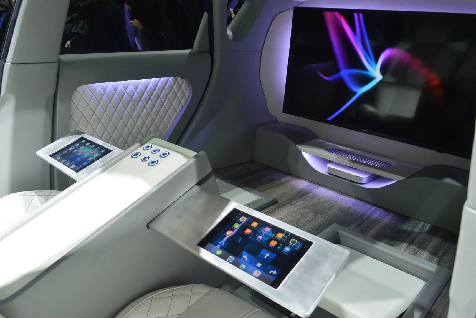 The Soul First Class is an autonomous concept that lets travelers work or relax