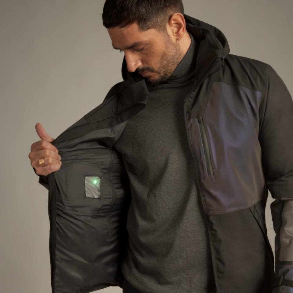 Дизайнеры утверждают, что подушка безопасности не должна срабатывать при повседневных действиях - к тому же при желании ее можно отключить вручную.