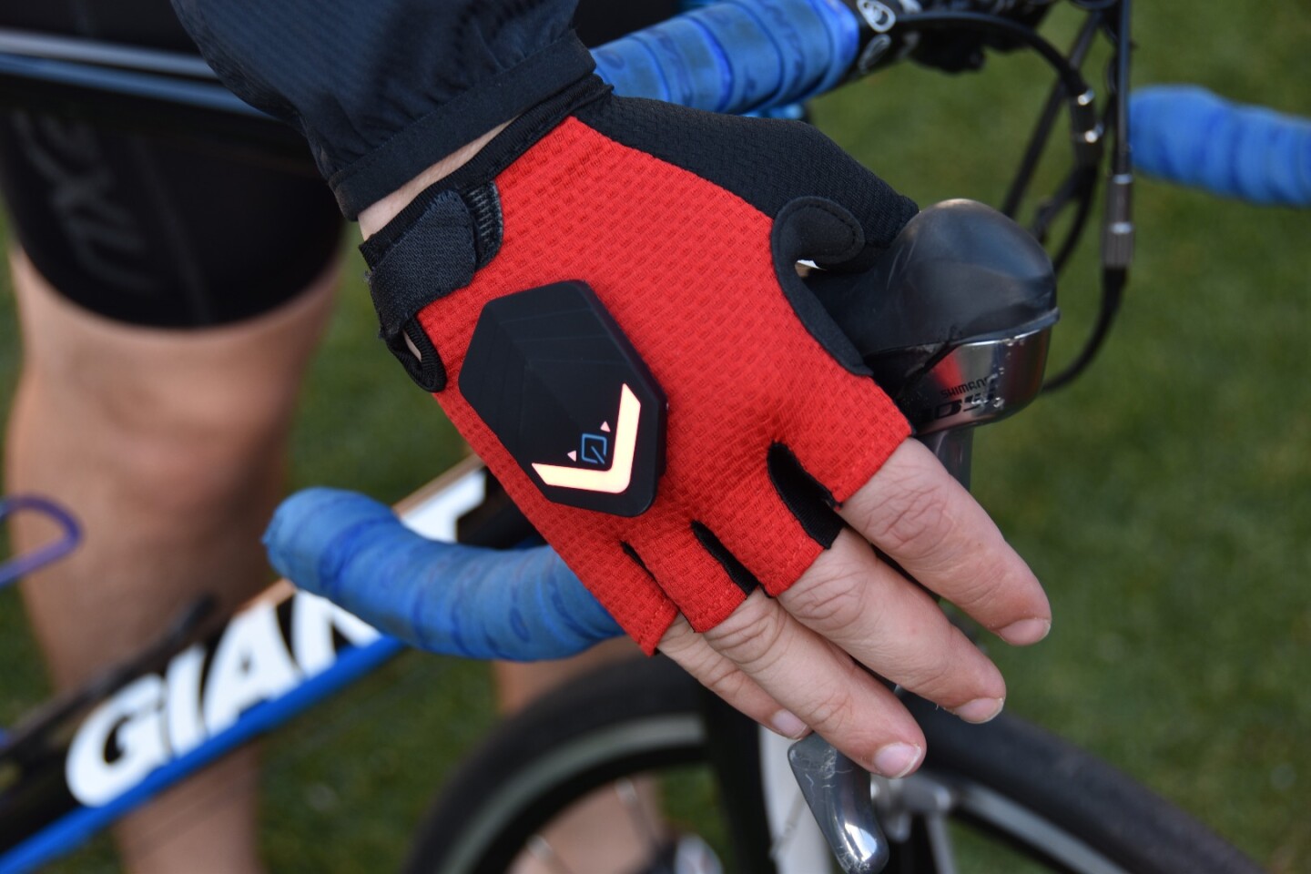 Flashy cycling gloves feature automatic LED turn indicators