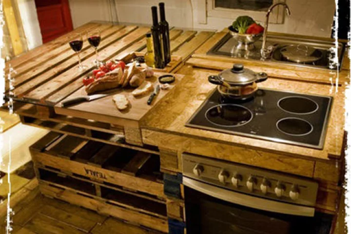 The Paletina is a kitchen island built using reclaimed pallets and other materials found on the streets of Barcelona