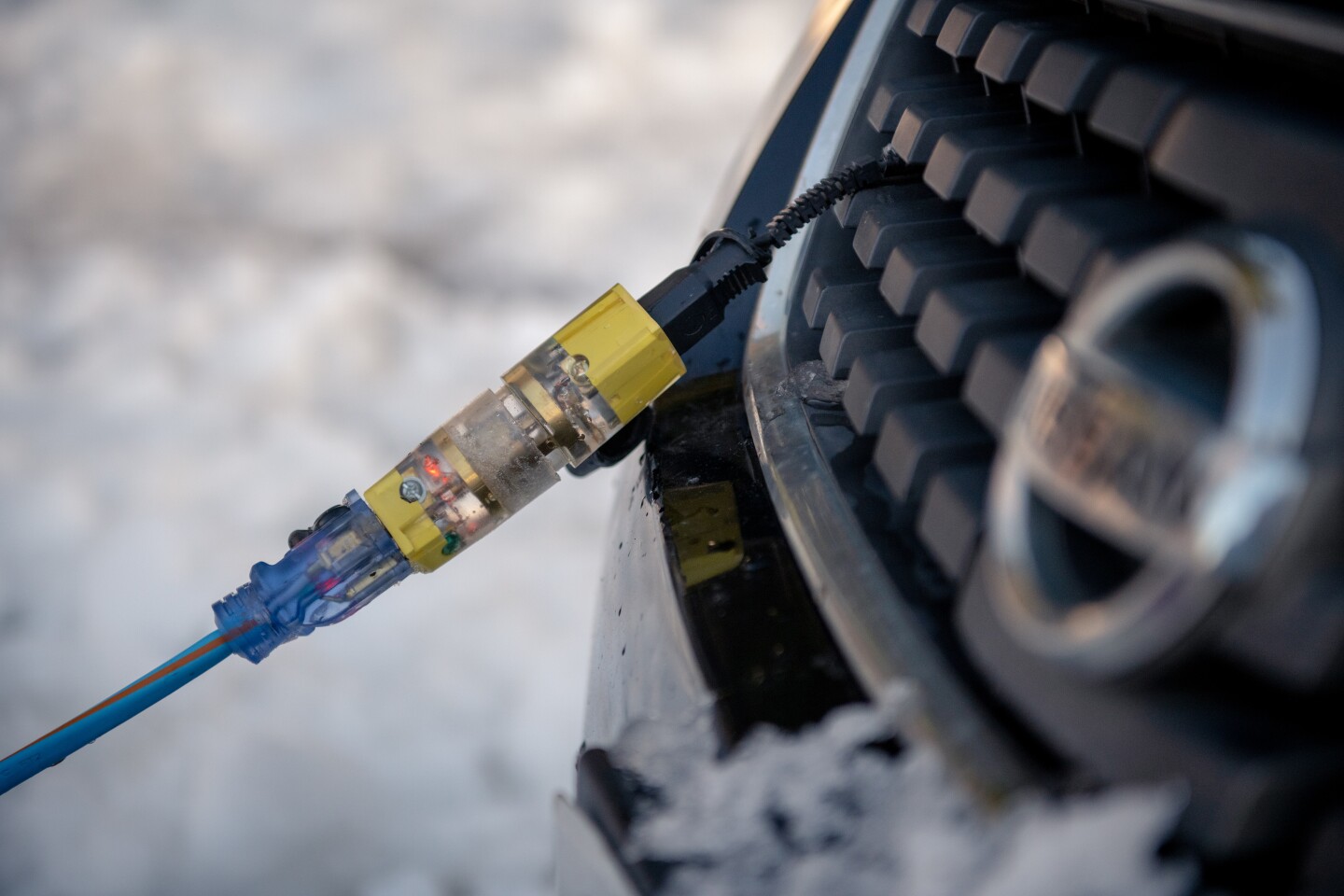 Because the male end of the Q-Plug incorporates a single power pin that goes into a single receptacle in the female end, there's no need to fumble around getting the two properly aligned