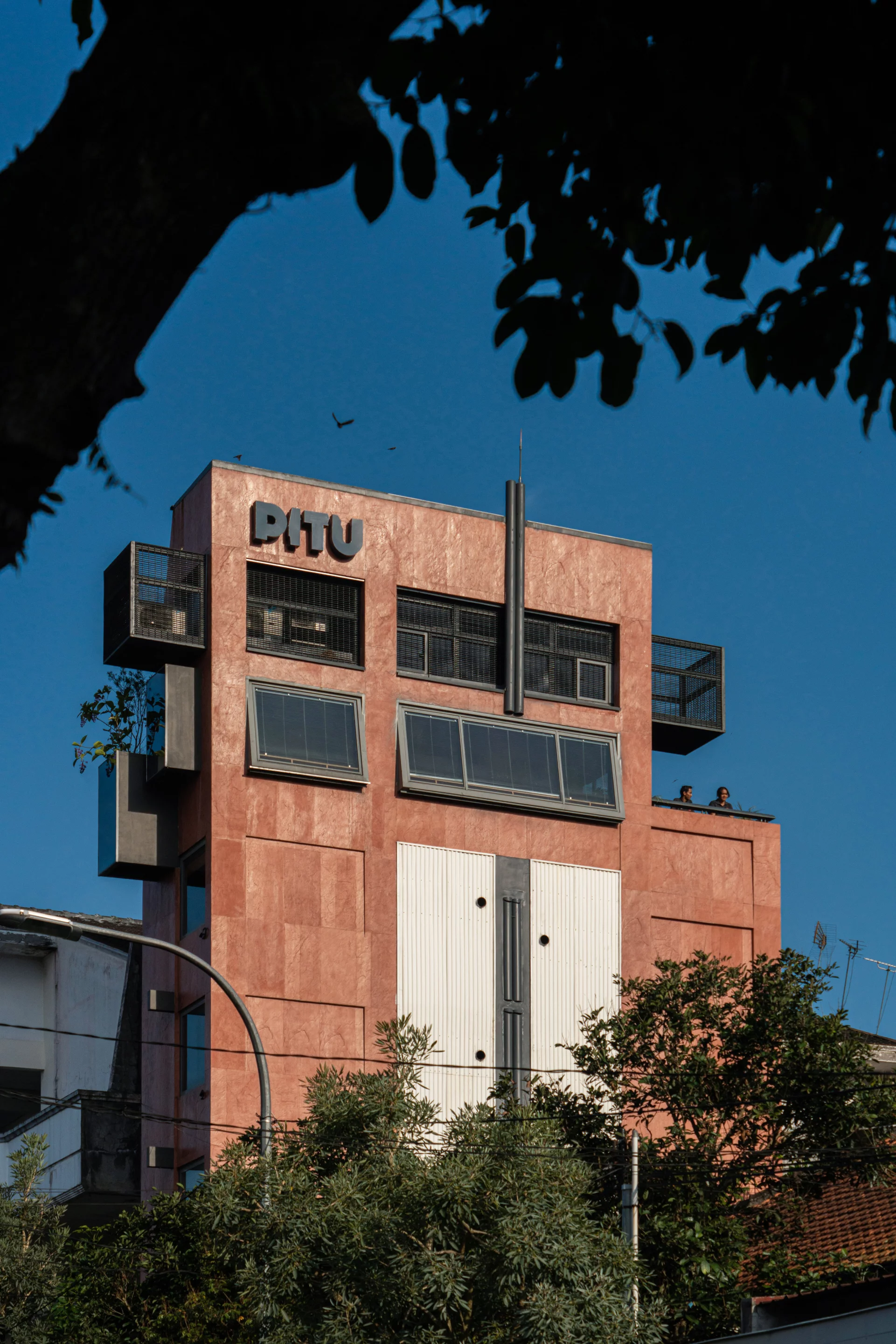 PituRooms is a lot longer than it is wide and has a length of 9.5 m (31 ft)