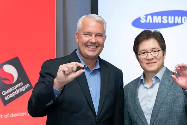 Qualcomm's Keith Kressin and Samsung's Ben Suh with the Snapdragon 835 chip