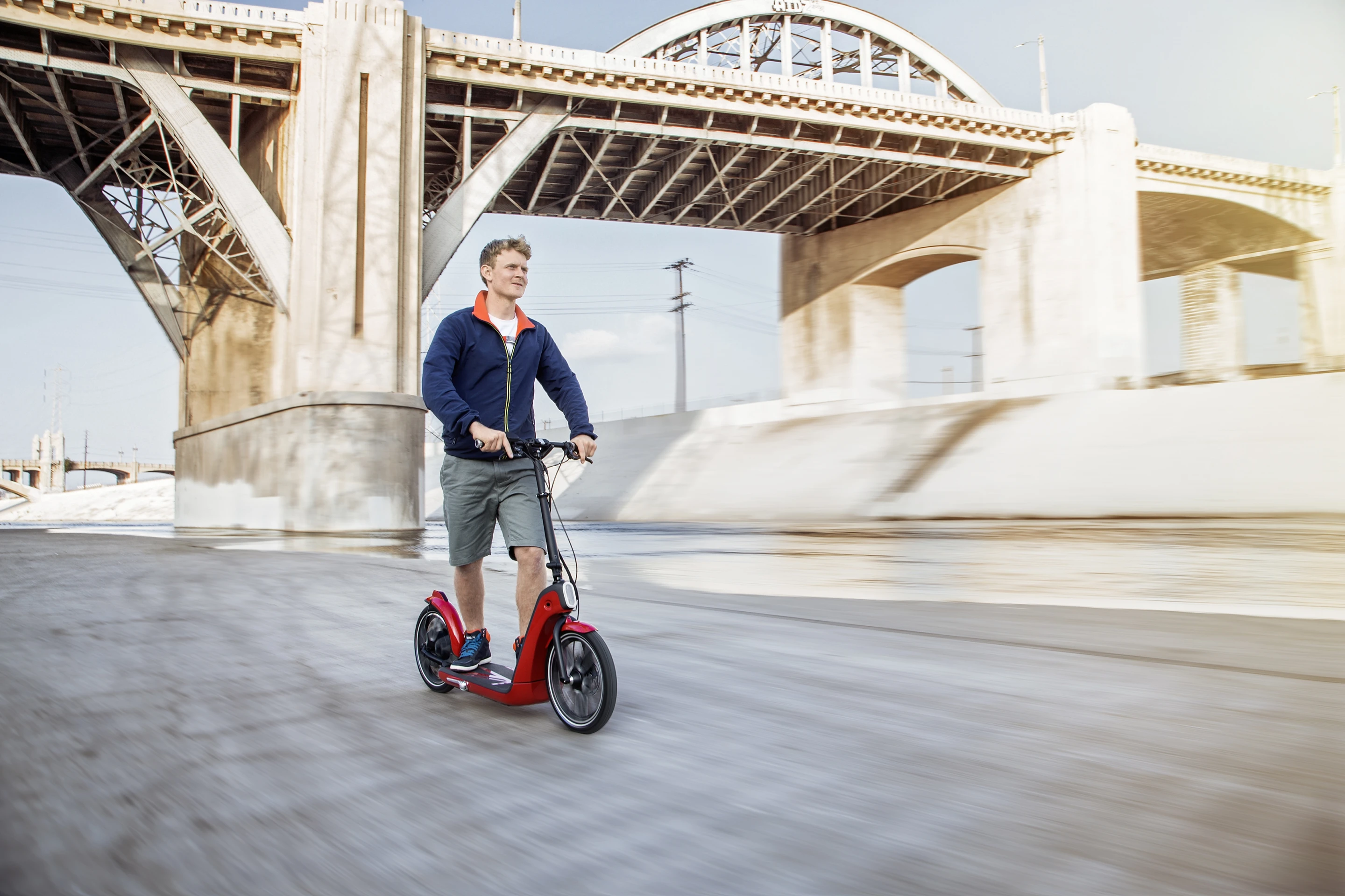 Acceleration is thumb-operated and driven by a gearless hub motor in the rear wheel that is claimed to allow a top speed of 25 km/h (15 mph)