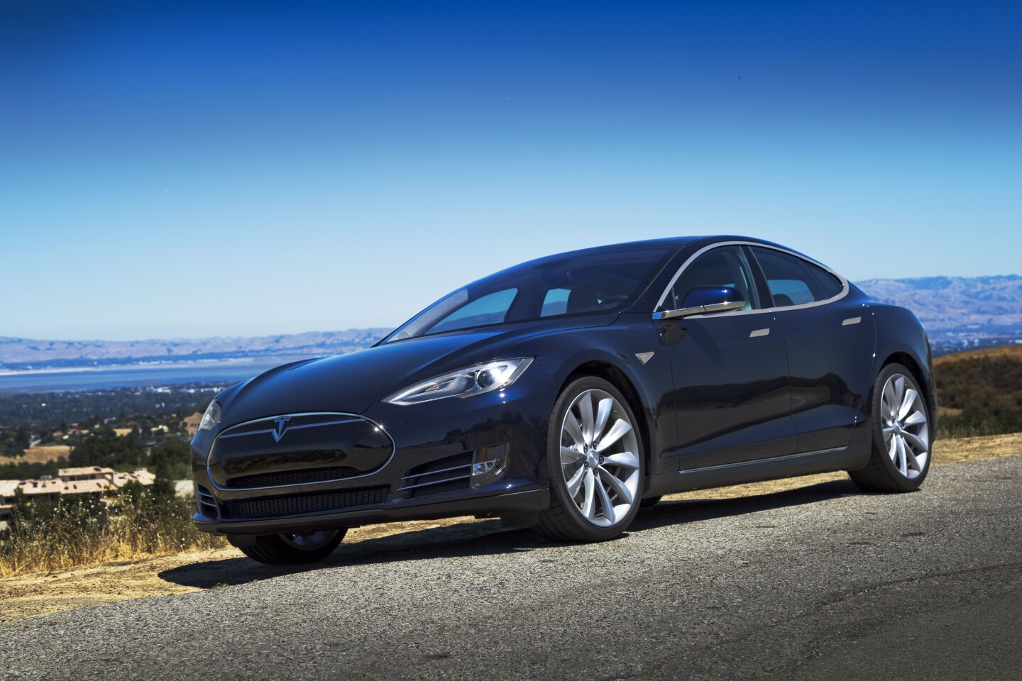 Compared to similar Euro-sedans the Model S is heavier but faster throwing down 0-100 km/h (62 mph) times of 4.4 seconds in our tester (Photo: Angus MacKenzie/gizmag.com)