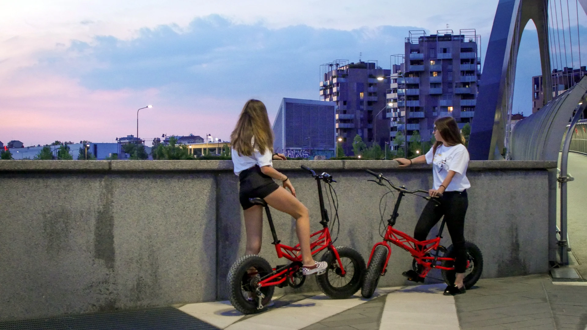 The electric version of the Parillino has a claimed range of about 50 km (31 miles), and tips the scales at around 15 kg (33 lb)