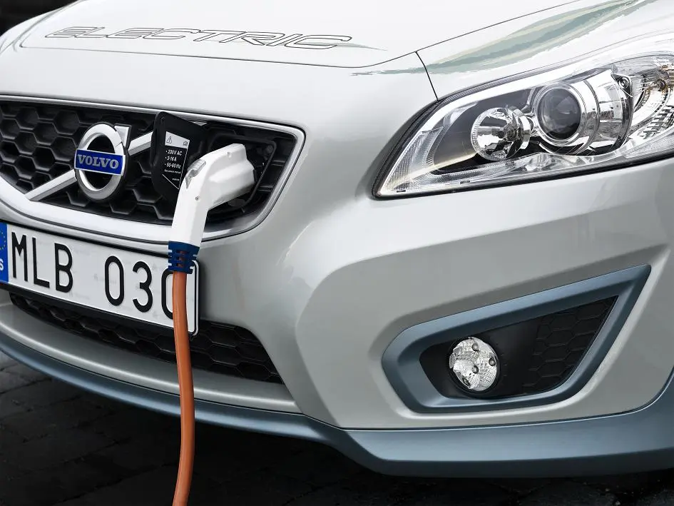 The Volvo C30 EV has a range of 150 kilometres (94 miles) on a full charge, boasts a top speed of 130 kilometres per hour (approximatly 80 mph) and accelerates from zero to 100 kilometres per hour in 10.5 seconds with the 110 hp (82 kW) electric motor