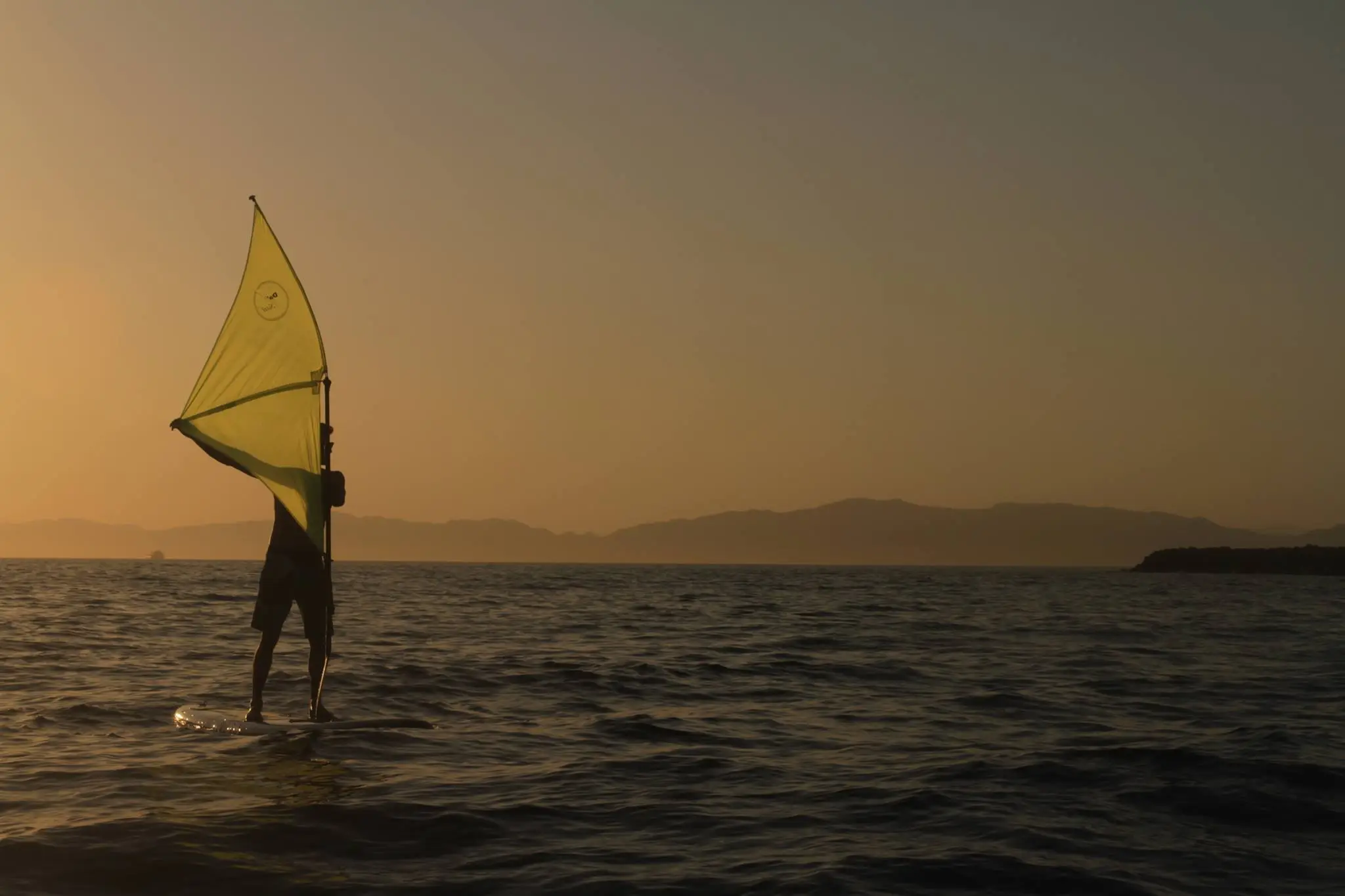 Sailpaddle says that the sail is easiest to use in downwind conditions