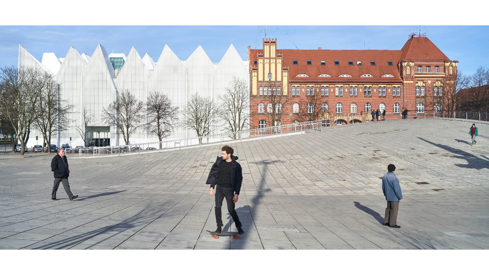 Rather than obstruct the nearby Karłowicz Szczecin Philharmonic Hall, the National Museum in Szczecin – Dialogue Centre Przelomy was constructed mostly underground