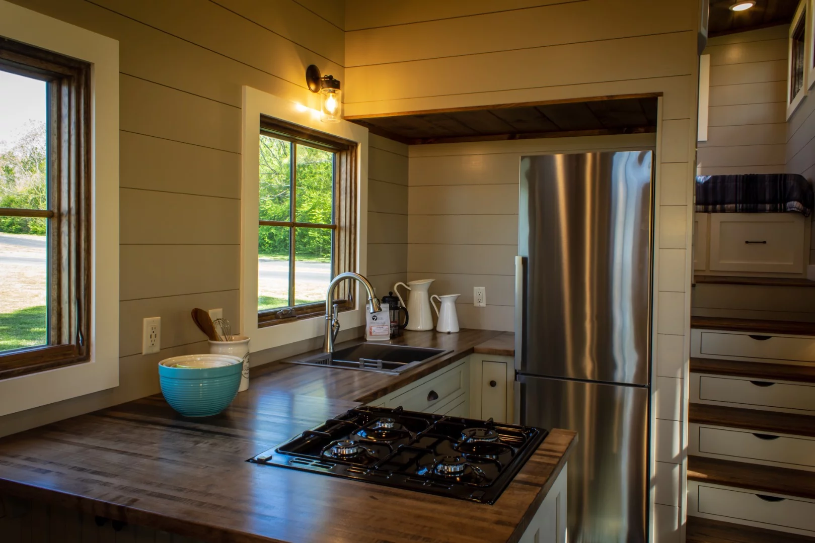 The L-shaped kitchen features a full-sized fridge/freezer