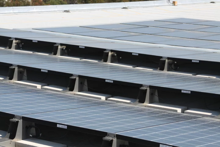 Tilted solar panels (front), create a stronger cooling effect than panels flush with the roof (Image: USCD Jacobs School of Engineering)