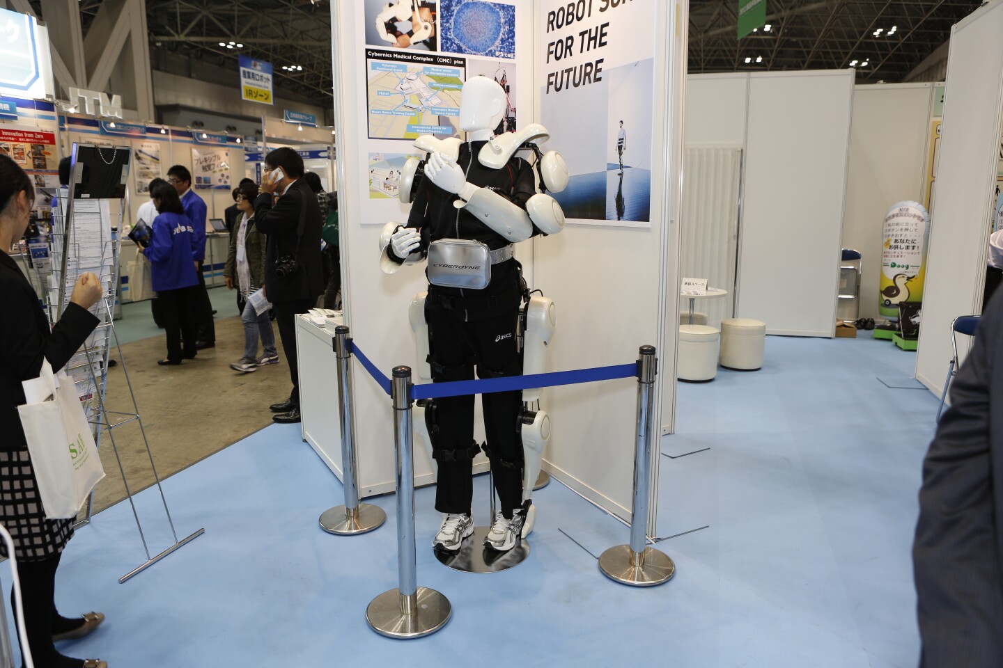 Cyberdyne shows new industrial cleaning robot at IREX 2013