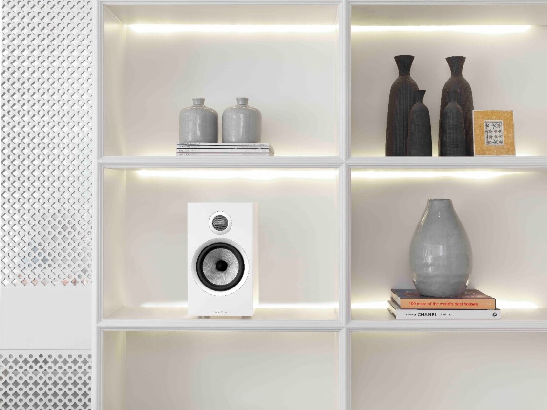 The 700 Series bookshelf speakers feature one Continuum driver and one Carbon Dome tweeter
