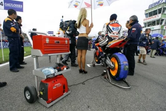Max Biaggi was the best credentialled rider at Brno, having won there seven times before - what's that powering the tyre warmers? A Honda generator of course!
