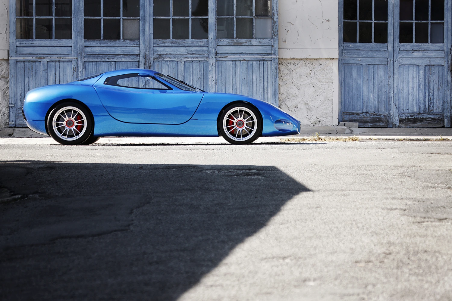 The profile reminds us of a Corvette with a tiny cabin