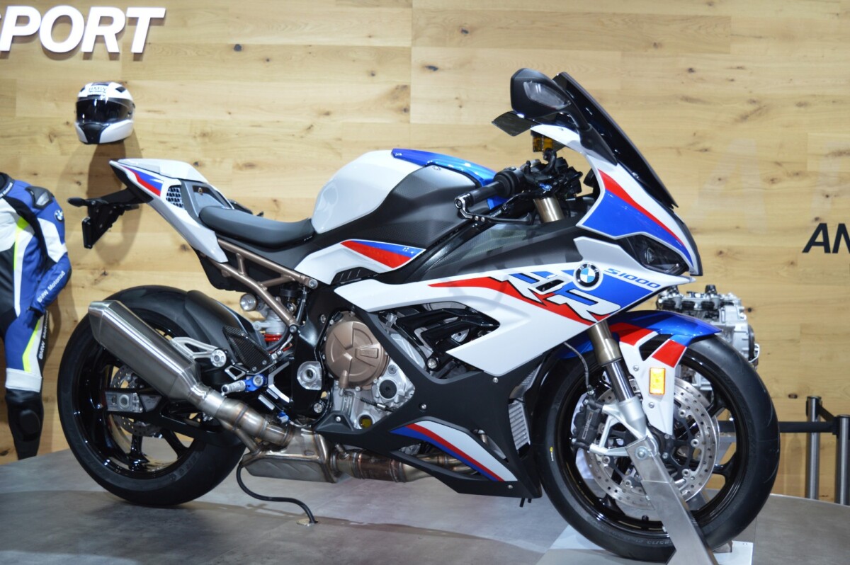 Third-gen 2019 BMW S1000RR gains 8 hp, loses 24 lb, and gets symmetrical