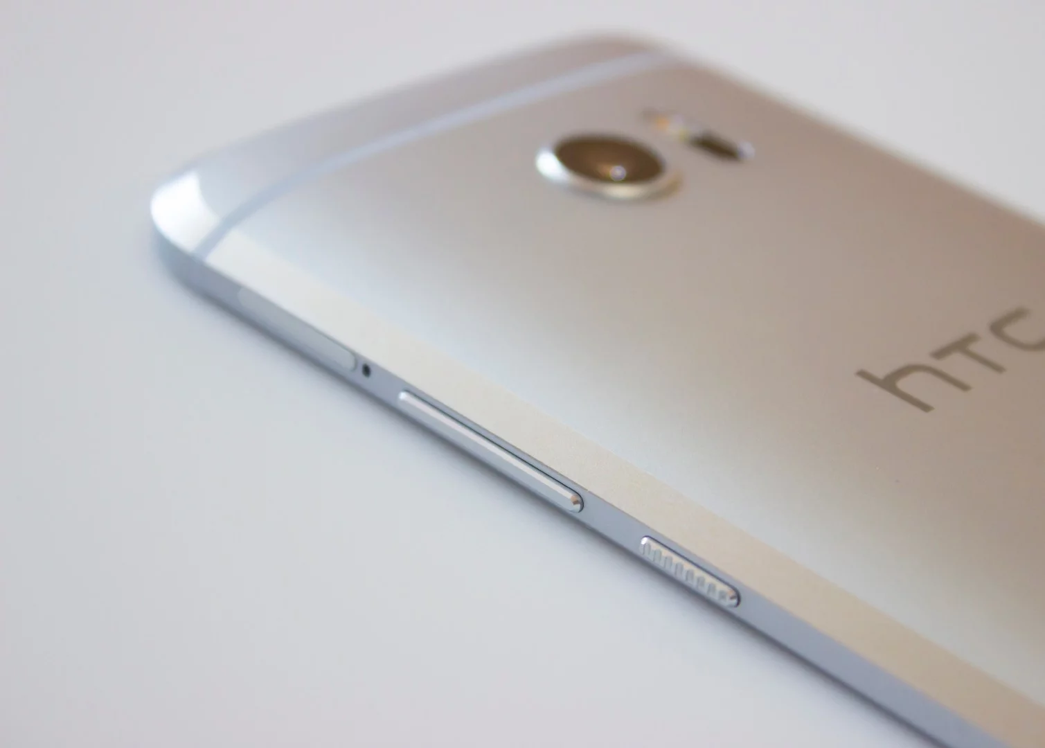 The texture of the power/sleep button reminds us how HTC, at its best, pays attention to the tiniest details in ways that most other smartphone makers don't