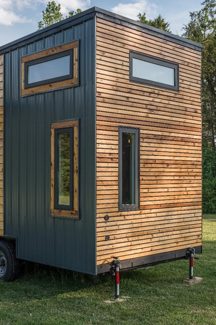 The Escher is based on a 33 ft (10 m)-long triple-axle trailer