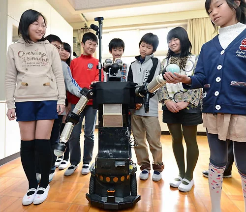 ATR's communication robot Robovie interacts with students at the Higashihikari elementary school in Kyoto, Japan (Photo: Mainichi news)