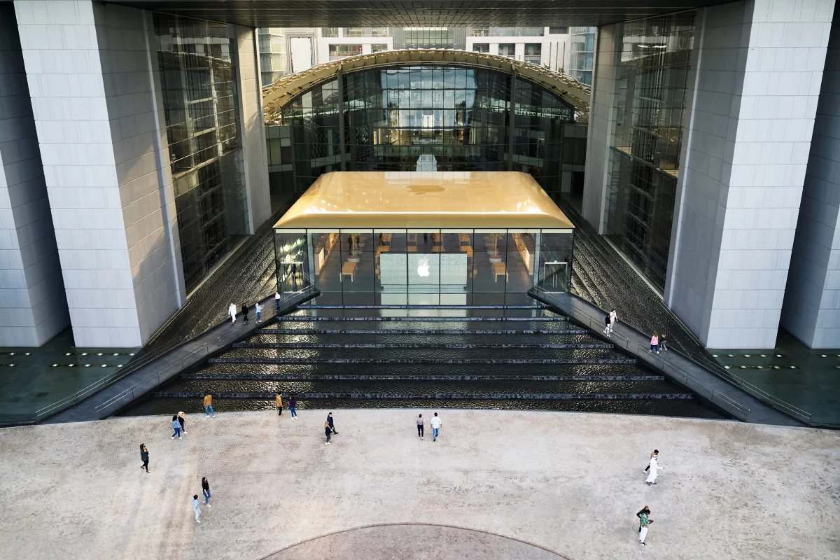 Apple Al Maryah Island is topped by an eye-catching gold-colored carbon fiber roof