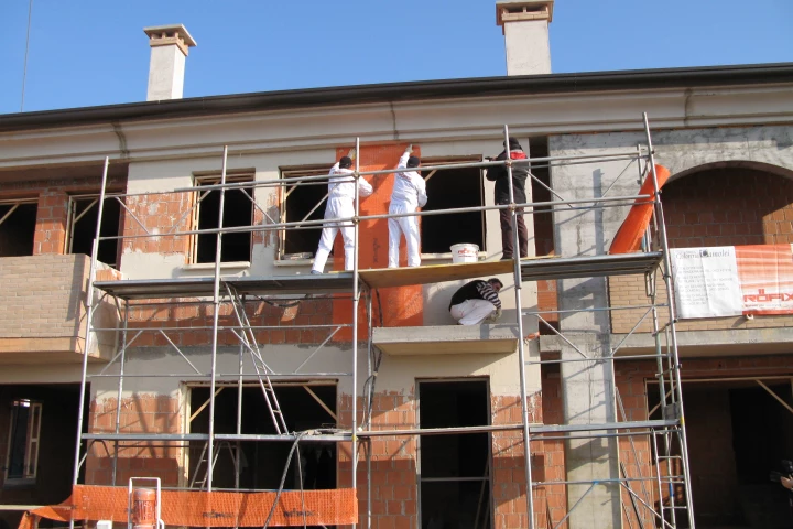 Sisma Calce being applied to a building exterior