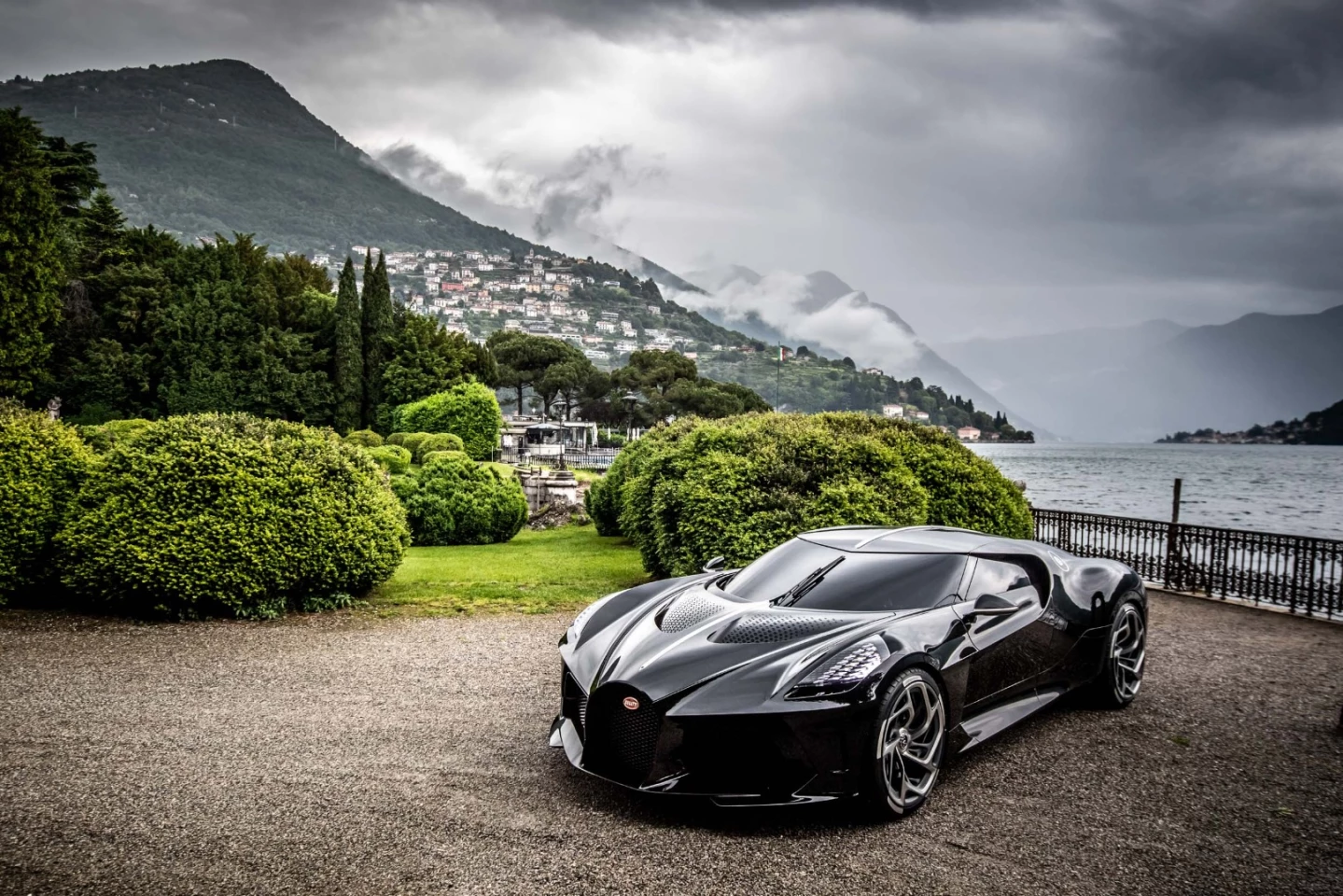 Bugatti's one-off La Voiture Noire was the winner of the Concorso d'Eleganza Design Award for Concept Cars & Prototypes by Public Referendum