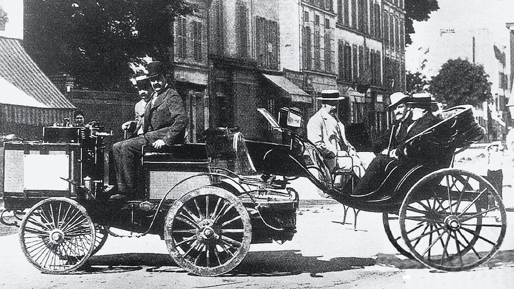 The first car to reach Rouen was a De Dion-Bouton steam tractor and single-axle passenger trailer driven by Count Jules-Albert de Dion himself, but was disqualified because it needed someone to tend the boiler