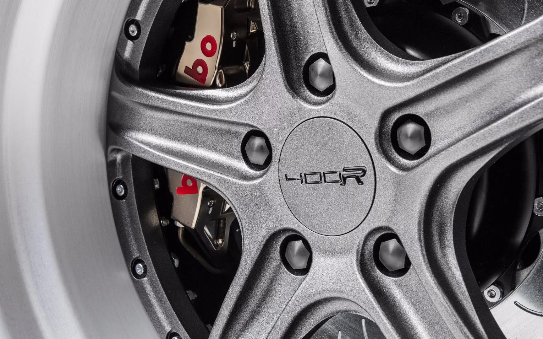 The 400R motif is scattered around the exterior liberally