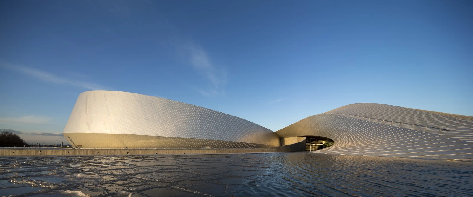 The Blue Planet complex has been built slightly elevated above the headlands facing towards the sea, just north of Kastrup Harbor in Oresund
