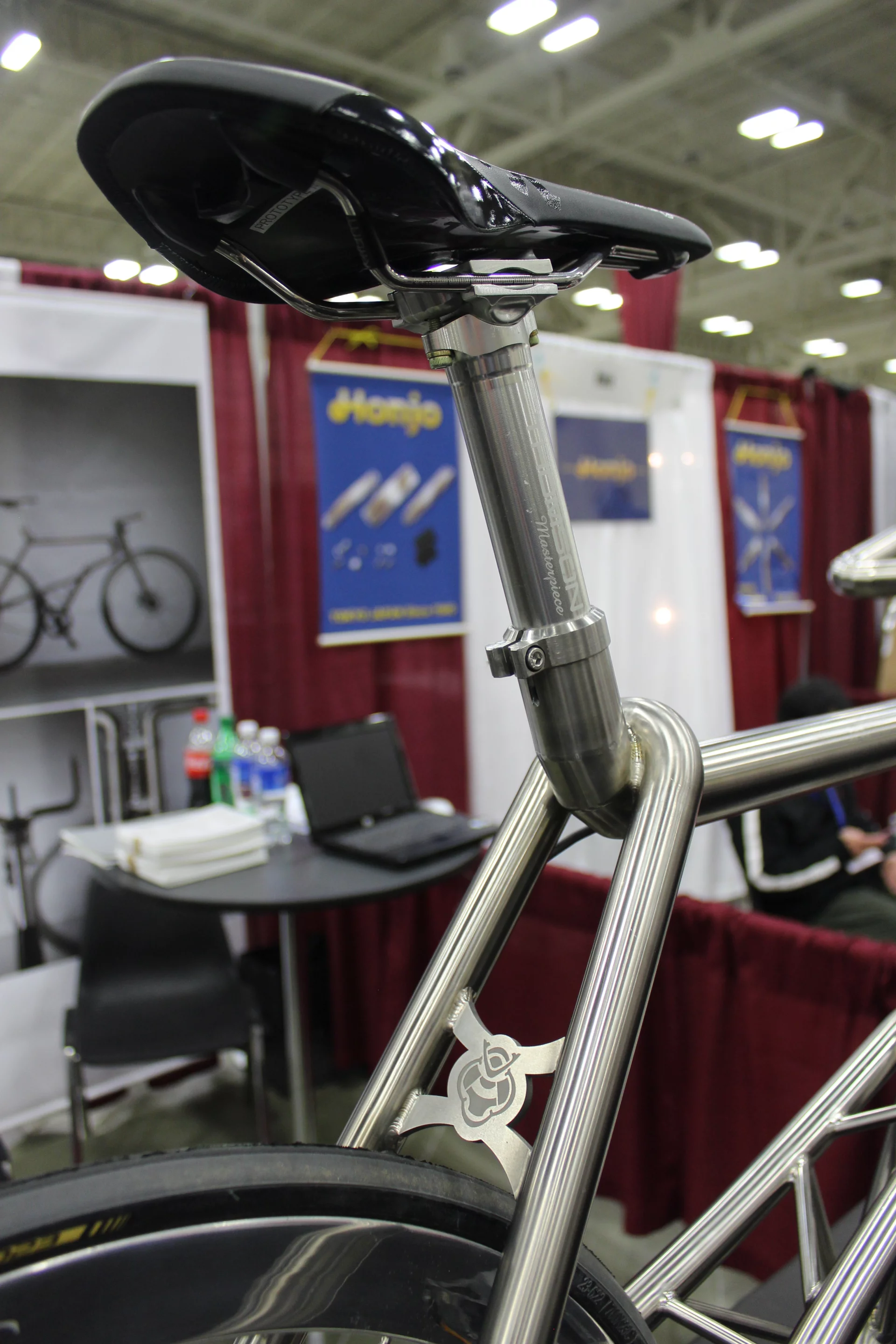 The curvy frame design is reportedly meant to express "the curve of a katana" (Photo: Ben Coxworth/Gizmag.com)