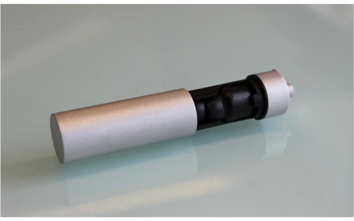 A storage capsule is fitted with a 100 mAh Li-ion battery and functions as a charger for the earphones