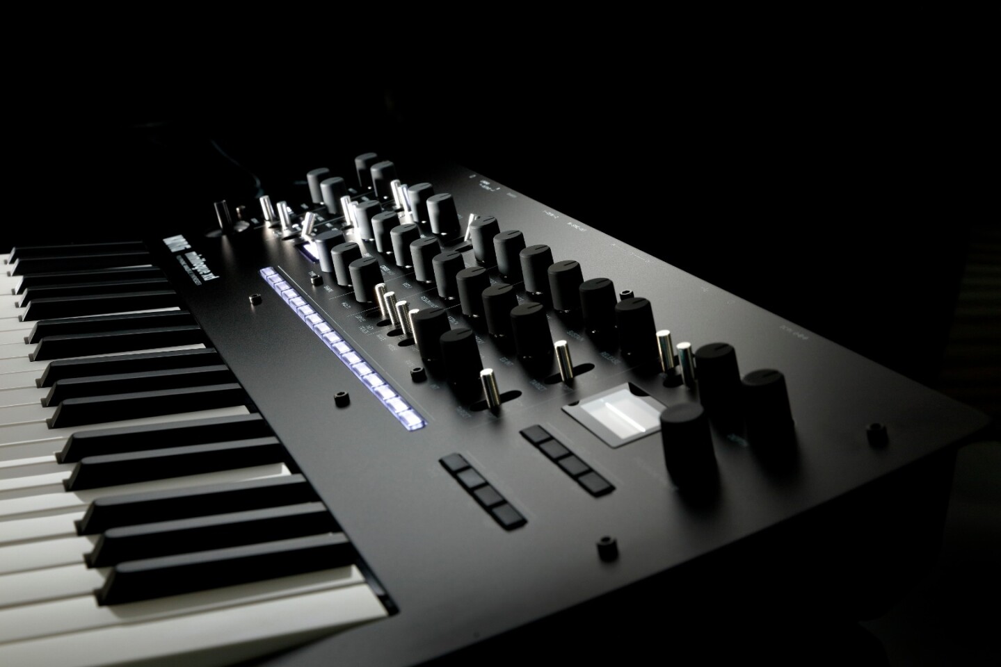 The minilogue xd's four voice polyphony still rocks the house but the structure shapes up as two VCOs plus that digital multi-engine, one VCF, two envelope generators, one VGA, and one LFO