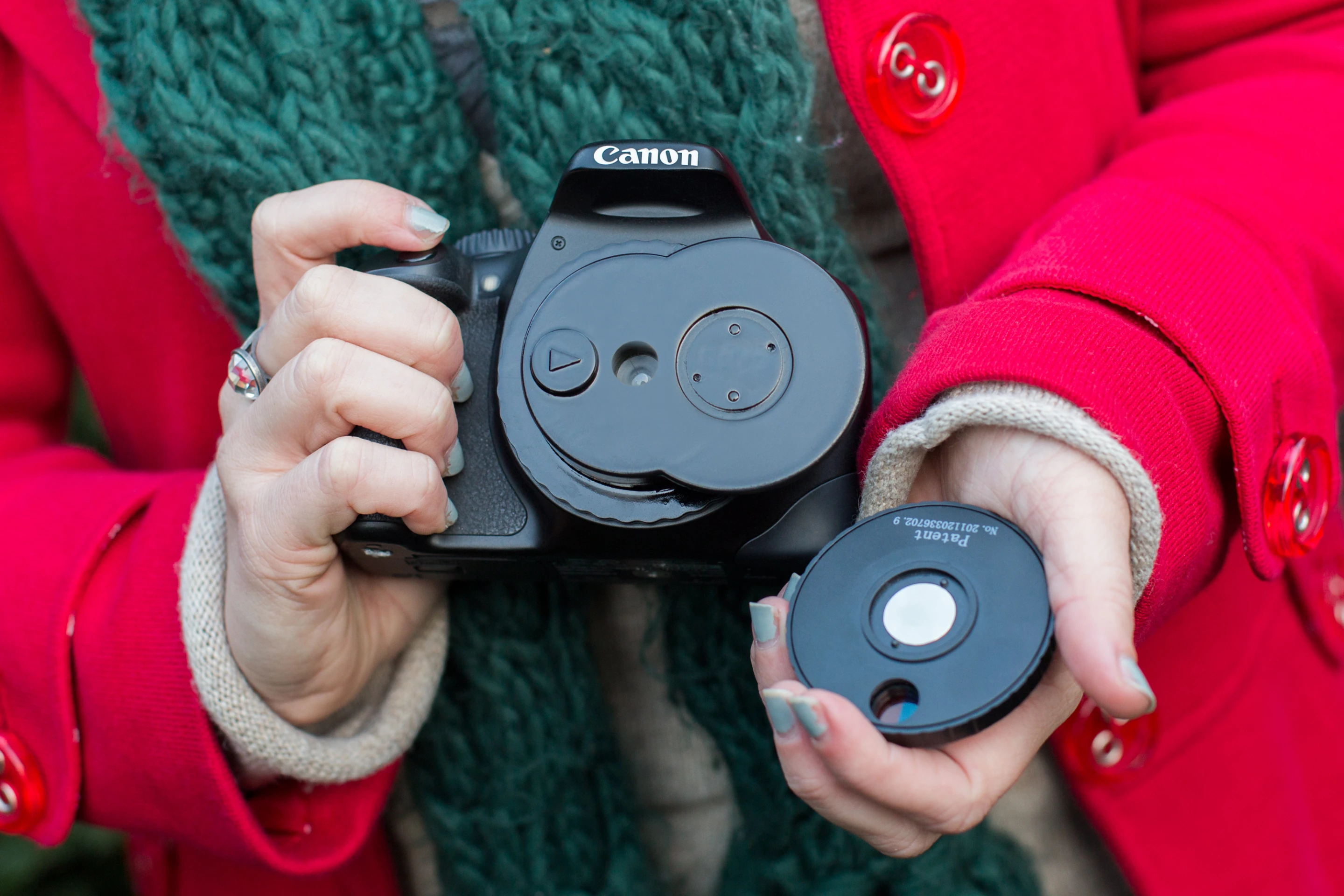 Users mount the base-lens as they would any other, and then snap on one of the rotating wheels