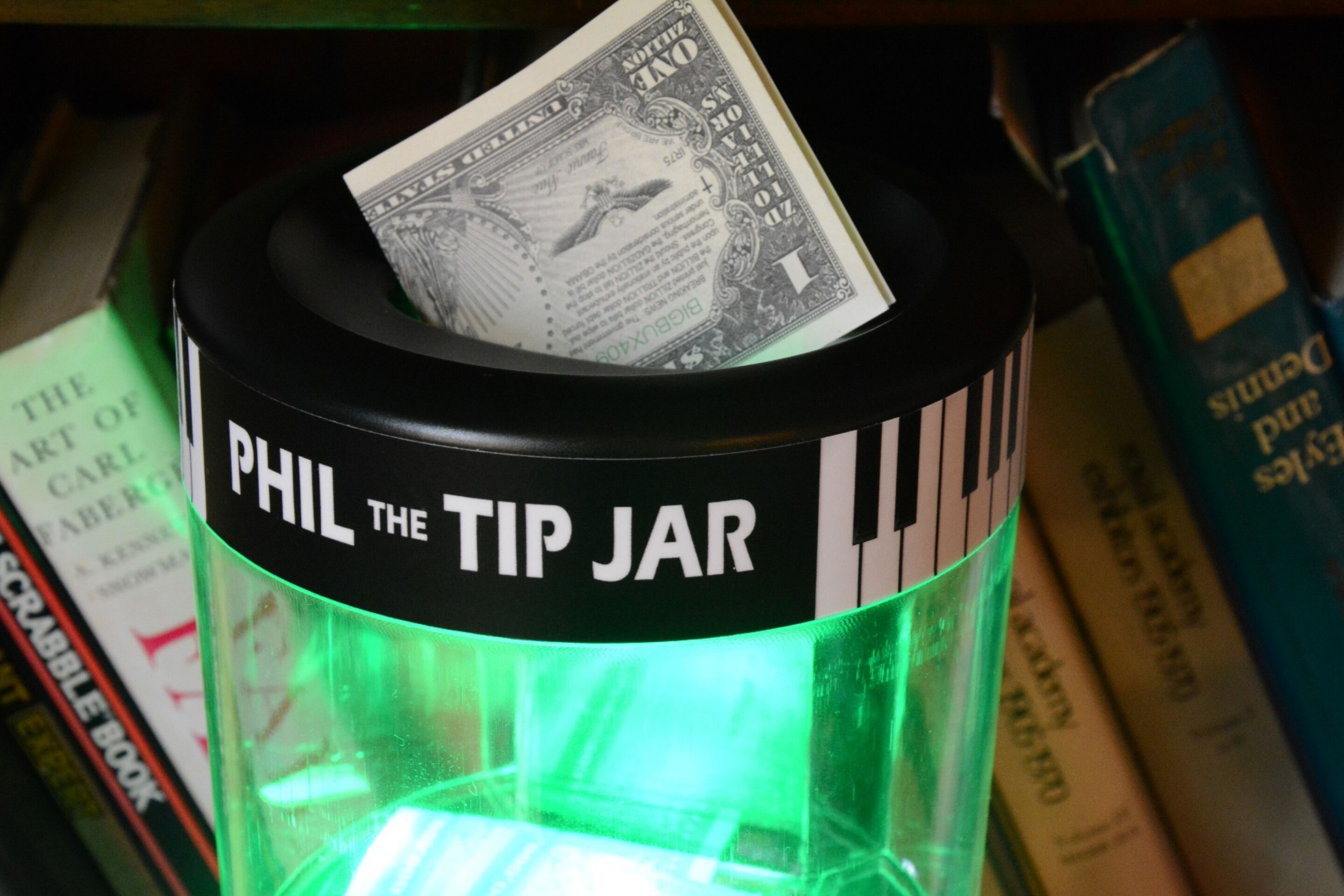 Review Phil the Tip Jar, a carddispensing tip jar for musicians