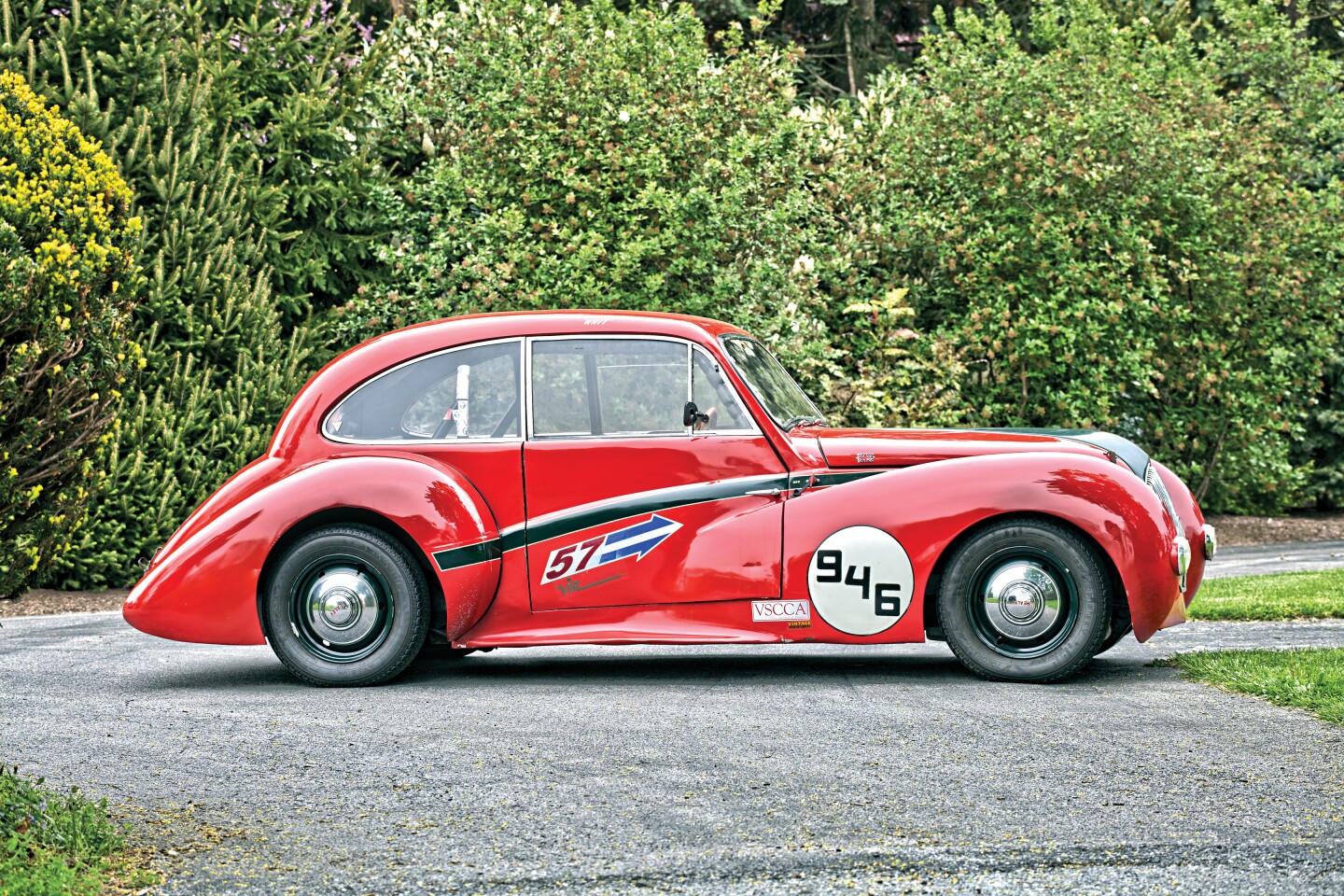 Noted British designer, driver and entrepreneur Donald Healey took his latest design, the Healey Elliott 2.4 litre to Italy in December 1946 where in testing by "The Motor" magazine, it recorded 104.65 mph over a flying quarter mile and was subsequently claimed it to be the fastest closed production car in the world. Marqueart has the full story on the Healey Elliott including magazine and newspaper clippings of the attempts.