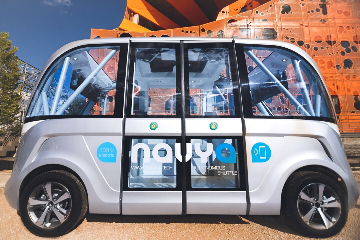 Navya Arma: side doors pop out to allow passengers in and out