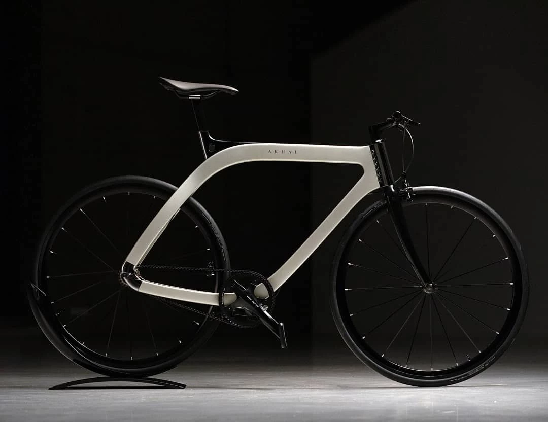 The Akhal, in Shine white