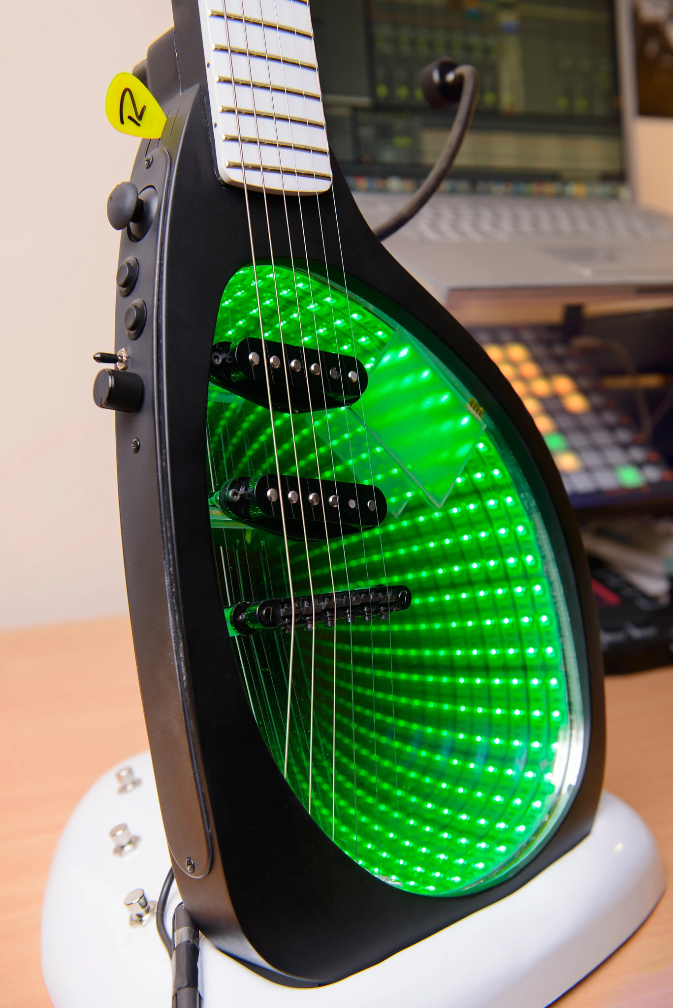 Perhaps the most striking aspect of the ROR Expressiv MIDI Guitar is the clear acrylic infinity mirror