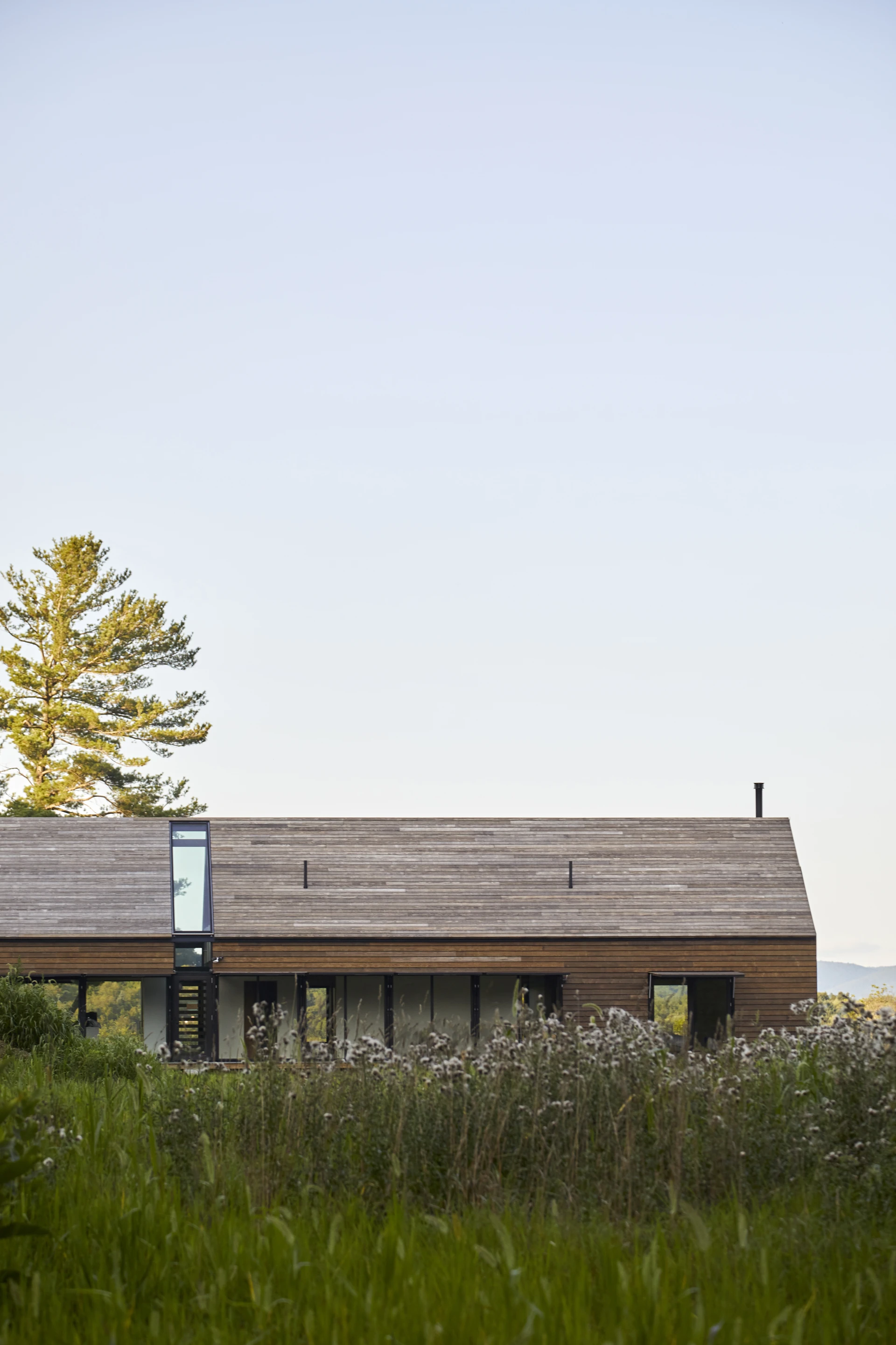 The Mountain House is set at the top of a ridge that makes for splendid views over 120-acre property (50 ha) and beyond