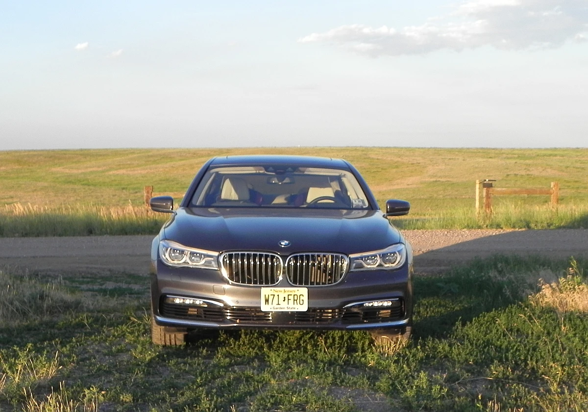 The fascia sees some narrowing to bring it in line with the current BMW look, with the hood curving down a bit more and the grille and headlamps becoming slightly narrower