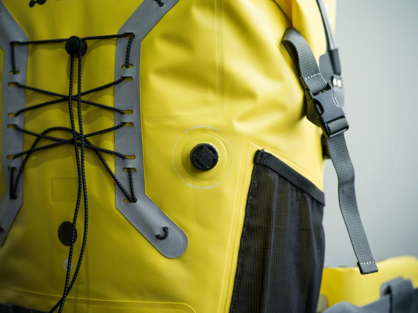 A pressure equalization valve also doubles as a chance to pump the Inrigo up and make it floatable