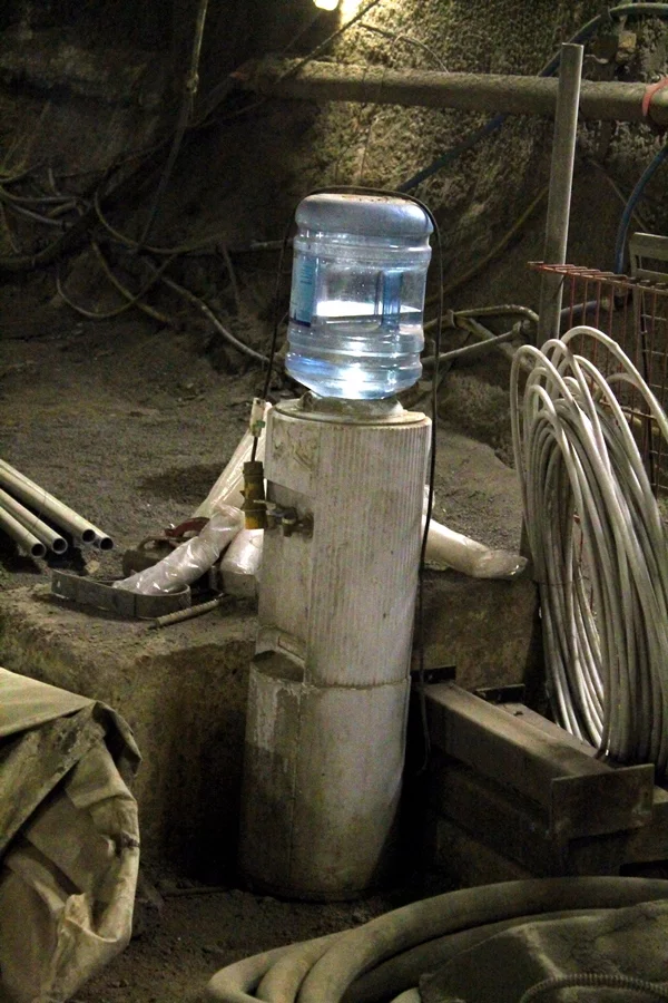 A watercooler moment at Farringdon (Photo: Stu Robarts/Gizmag)