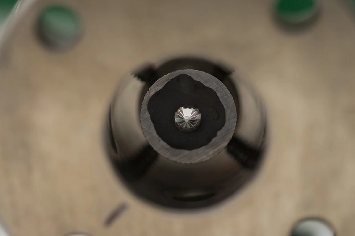 The diamond cell anvil used to create the lonsdaleite