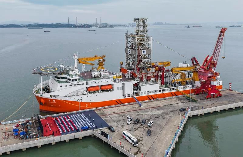 The Meng Xiang can remain at sea for 120 days without resupply