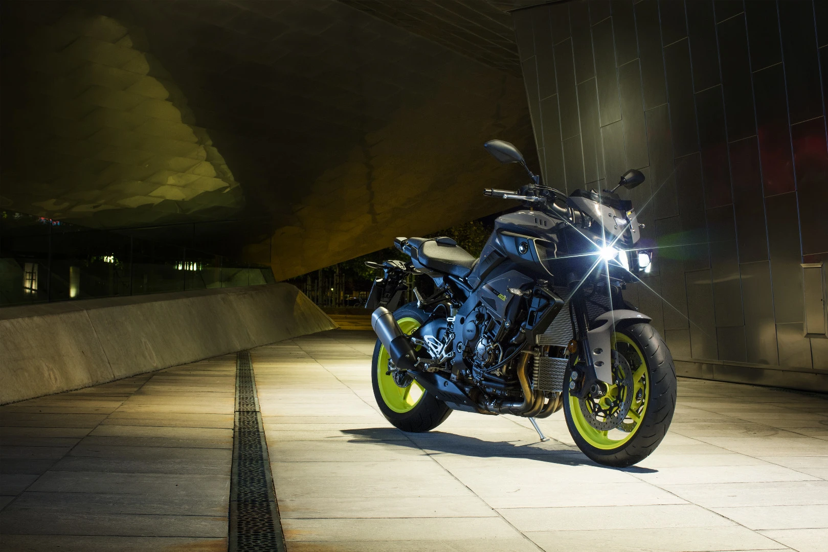With a very powerful engine and a competitive price, the Yamaha MT-10 is expected to hit European showrooms in May