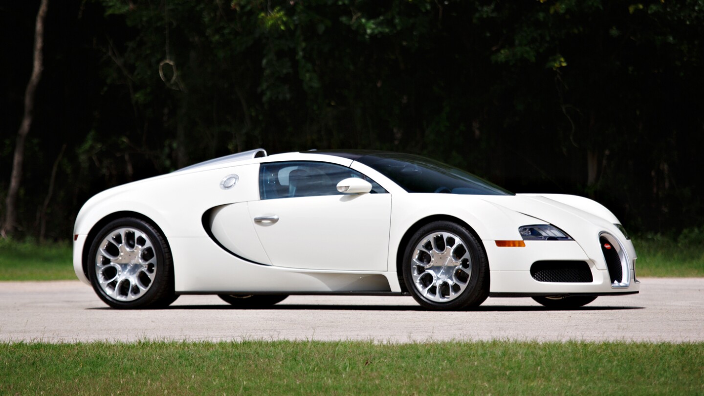 2018 Monterey Car Week Auction Report | 2010 Bugatti Veyron 16.4 Grand Sport | Failed to reach reserve price. High bid: $1,050,000 | Estimate: from $1,500,000 to $1,800,000 | Auction: Gooding & Co | Lot 026 | Official Description