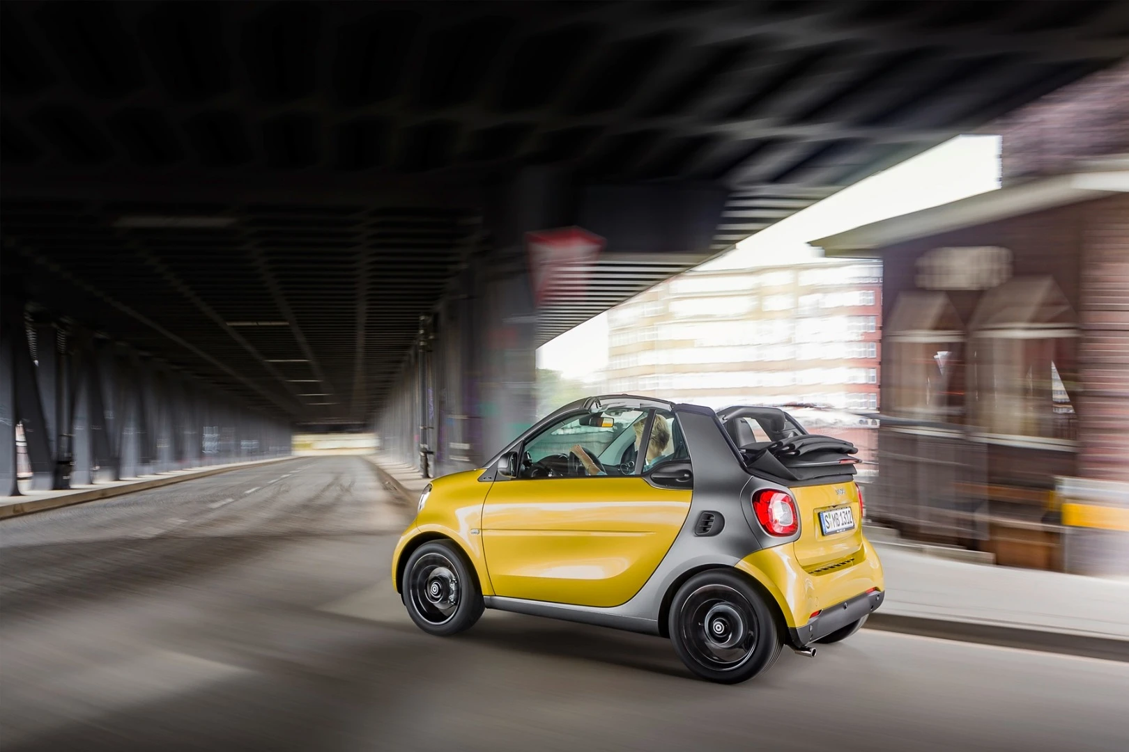 The Fortwo Cabrio is 2.69 m (8.8 ft) long and 1.66 m (5.4 ft) wide