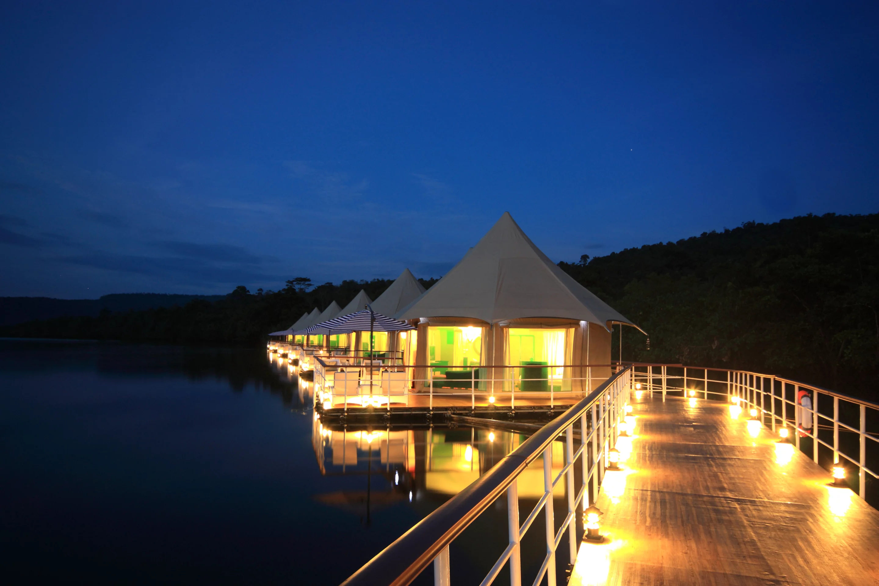 4 Rivers Lodge is accessed by a short boat ride