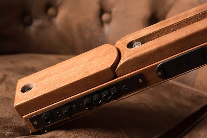 The headphone amp built into the Cross Guitar 2.0 has volume and tone controls, 6.35 and 3.5 mm outputs and an aux input